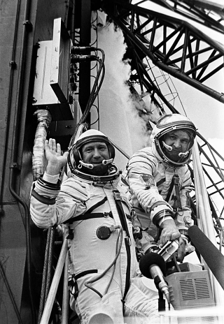 Illustration for article titled 50 Years Ago, The First Spacewalk Nearly Ended In Tragedy